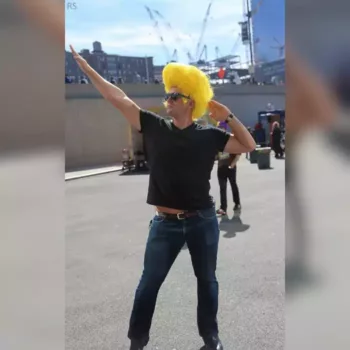 Cosplay de Johnny Bravo haciendo pose musculosa